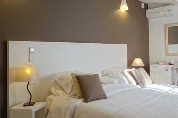 chambre-standard-n12-1920x1080-e1473073212613-700x485