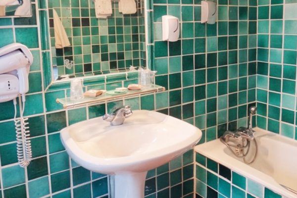 le-mas-des-ecureuils-salle-de-bain-chambre-superieure-n15-700x485