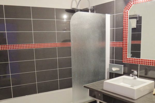 le-mas-des-ecureuils-salle-de-bain-chambre-superieure-n20-700x485